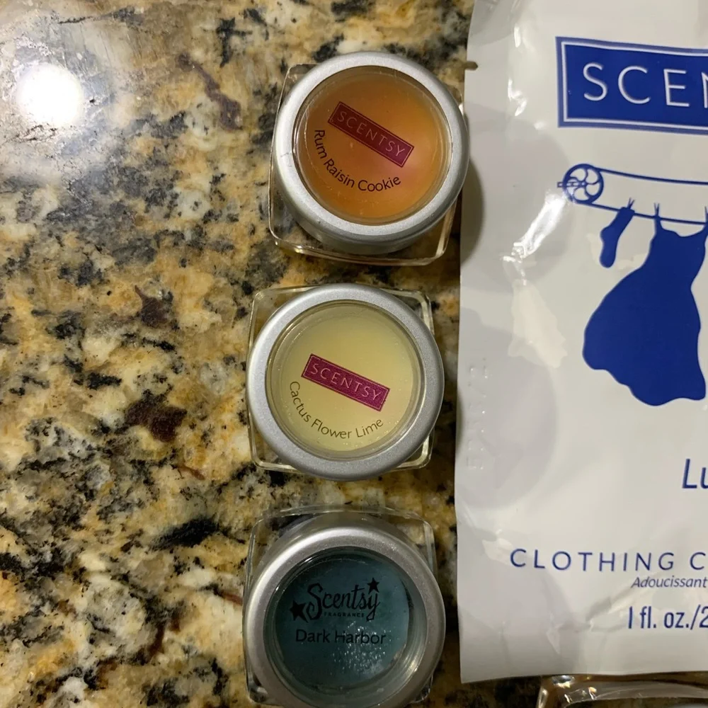 Scentsy Luna Clothing Conditioner and Wax Melts Set - Picture 2 of 9